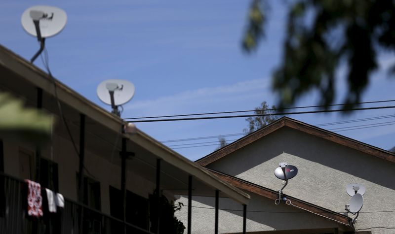 © Reuters. A satellite dish from Dish Network is pictured along with satellite dishes from Direct TV in Pasadena, U.S., April 20, 2016. REUTERS/Mario Anzuoni/File Photo