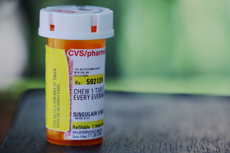 © Reuters. FILE PHOTO: A bottle of the asthma and allergy drug Singulair in Newton, Massachusetts, U.S., June 21, 2023.  REUTERS/Brian Snyder/File Photo