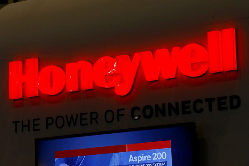 © Reuters. FILE PHOTO: A logo of Honeywell is pictured on their booth during the European Business Aviation Convention & Exhibition (EBACE) in Geneva, Switzerland, May 22, 2017. REUTERS/Denis Balibouse/File Photo