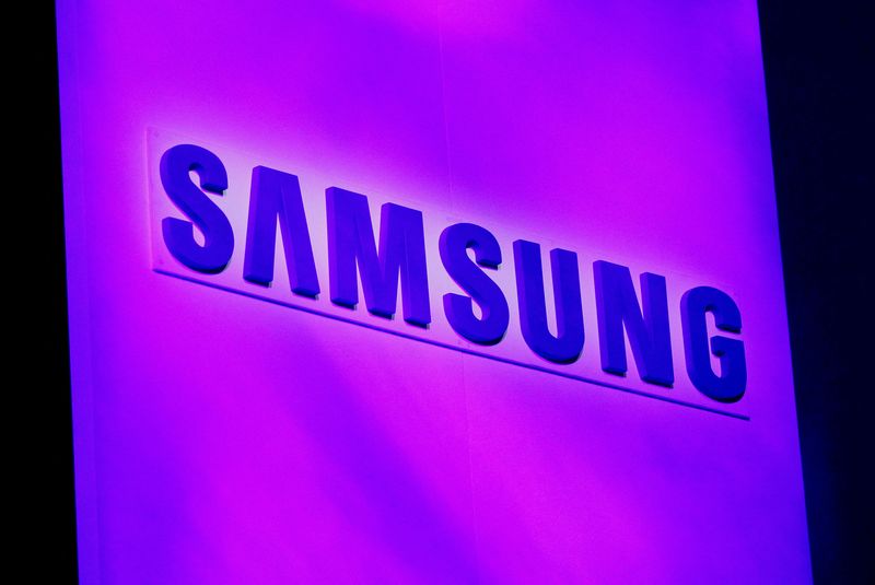 © Reuters. FILE PHOTO: The company logo is displayed at the Samsung news conference at the Consumer Electronics Show (CES) in Las Vegas January 7, 2013. REUTERS/Rick Wilking/File Photo/File Photo