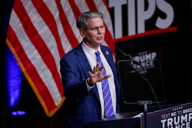 © Reuters. FILE PHOTO: Key Square Group founder Scott Bessent speaks at a campaign event for Republican presidential nominee and former U.S. President Donald Trump in Asheville, North Carolina, U.S. August 14, 2024. REUTERS/Jonathan Drake/File Photo