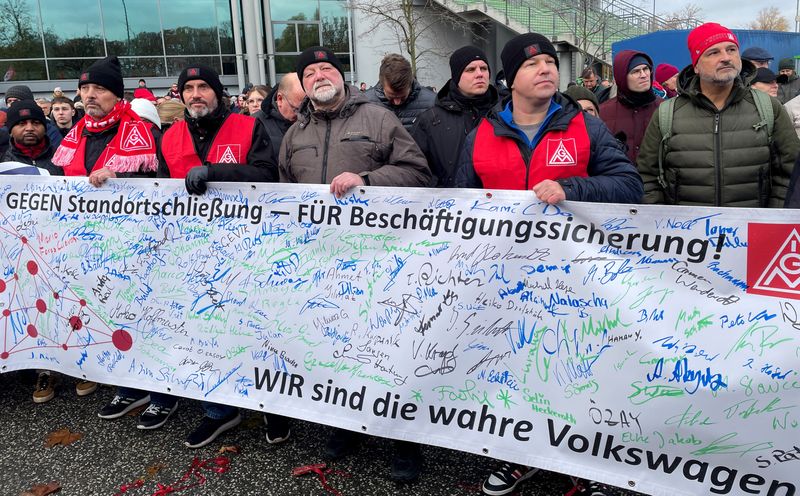 © Reuters. Volkswagen workers from factories across Germany gather in front of the Volkswagen Arena, ahead of talks between unions and management on wage cuts in Wolfsburg, Germany, November 21, 2024.    REUTERS/Victoria Waldersee