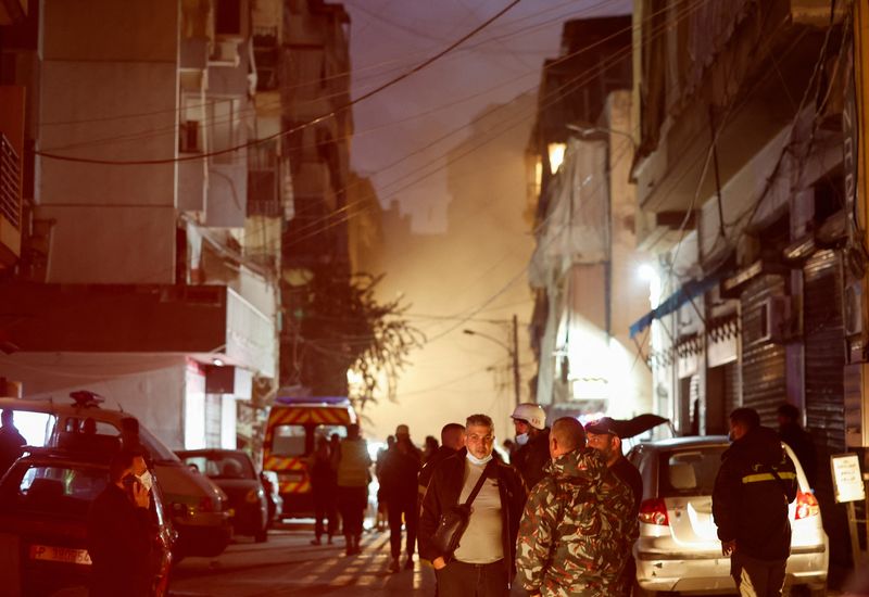 © Reuters. People gather at the site of an Israeli strike in Beirut's Basta neighbourhood, amid the ongoing hostilities between Hezbollah and Israeli forces, Lebanon November 23, 2024. REUTERS/Adnan Abidi