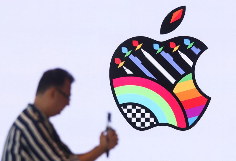 © Reuters. A man takes a video inside India's first Apple retail store during a media preview, a day ahead of its launch in Mumbai, India, April 17, 2023. REUTERS/Francis Mascarenhas/File Photo