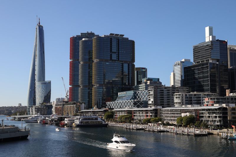 © Reuters. FILE PHOTO: A boat navigates Darling Harbour past the Central Business District waterfront in Sydney, Australia, August 28, 2020. REUTERS/Loren Elliott/File Photo