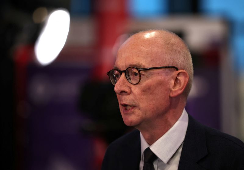 © Reuters. FILE PHOTO: Britain’s Labour Party National Campaign Co-ordinator Pat McFadden takes part in a television interview at the Labour Party annual conference in Liverpool, Britain, October 10, 2023. REUTERS/Phil Noble/File Photo