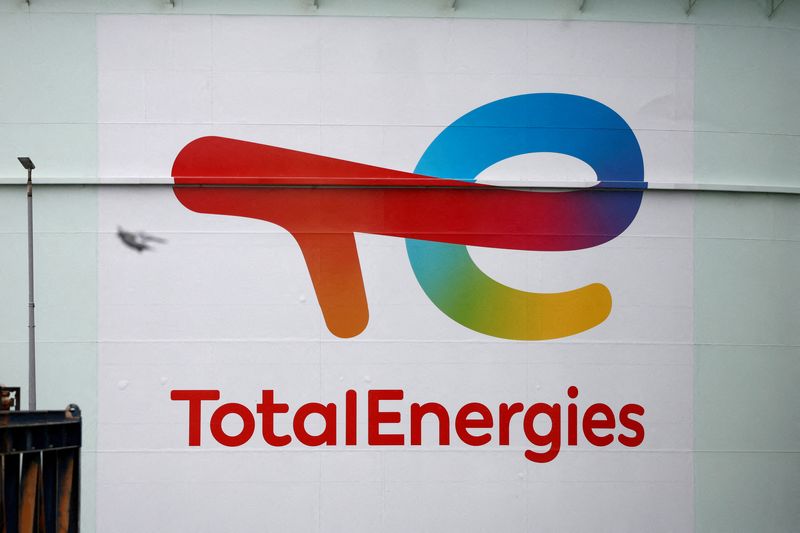 © Reuters. FILE PHOTO: The logo of French oil and gas company TotalEnergies is seen on an oil tank at TotalEnergies fuel depot in Mardyck near Dunkirk France, January 16, 2023. REUTERS/Benoit Tessier/File Photo