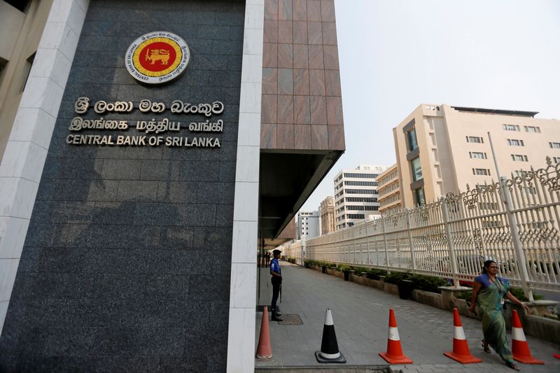 © Reuters. FILE PHOTO: A woman walks past the main entrance of the Sri Lanka's Central Bank in Colombo, Sri Lanka February 7, 2017. REUTERS/Dinuka Liyanawatte/File Photo