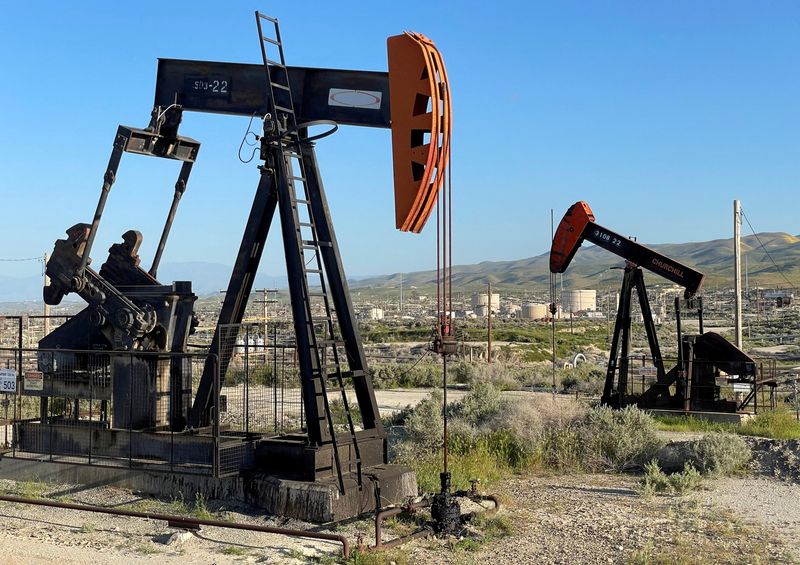 © Reuters. FILE PHOTO: A general view of oil drilling equipment on federal land near Fellows, California, U.S., April 15, 2023. REUTERS/Nichola Groom/File Photo