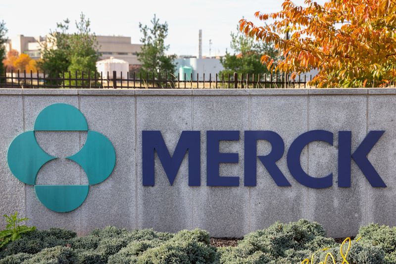 © Reuters. Signage is seen at the Merck & Co. headquarters in Kenilworth, New Jersey, U.S., November 13, 2021. REUTERS/Andrew Kelly/File Photo