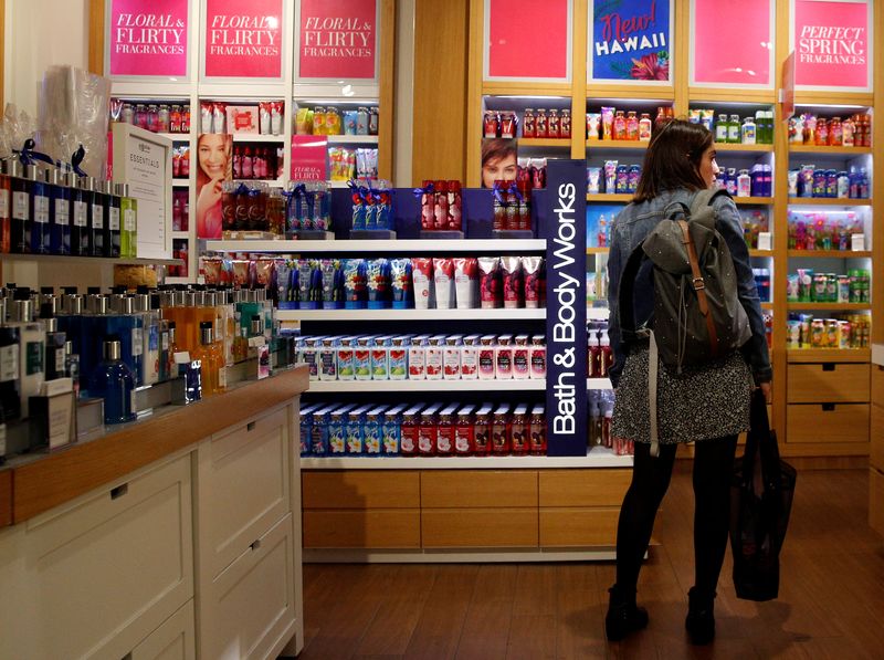 © Reuters. FILE PHOTO: A customer shops in an L Brands Inc., Bath & Body Works retail store in Manhattan, New York, U.S., May 13, 2016. REUTERS/Brendan McDermid/File Photo