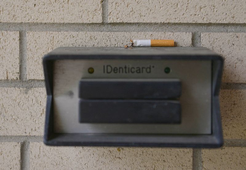 © Reuters. A half-burnt cigarette is placed beside the breakroom door for the next smoke break between sessions at the Barnett Community Center in Huntington, West Virginia, U.S. May 4, 2017. REUTERS/Lexi Browning/File Photo