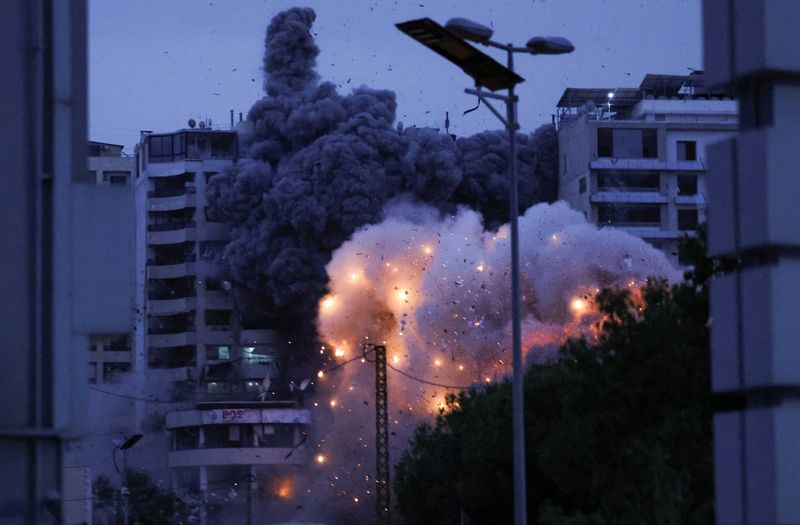 © Reuters. Smoke and flames rise after an Israeli strike, in the Chiyah district of Beirut's southern suburbs, Lebanon November 25, 2024. REUTERS/Mohamed Azakir