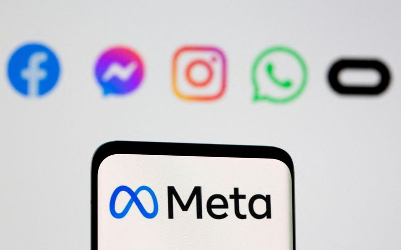 © Reuters. FILE PHOTO: Facebook's new rebrand logo Meta is seen on smartpone in front of displayed logo of Facebook, Messenger, Intagram, Whatsapp, Oculus in this illustration picture taken October 28, 2021. REUTERS/Dado Ruvic/Illustration/File Photo