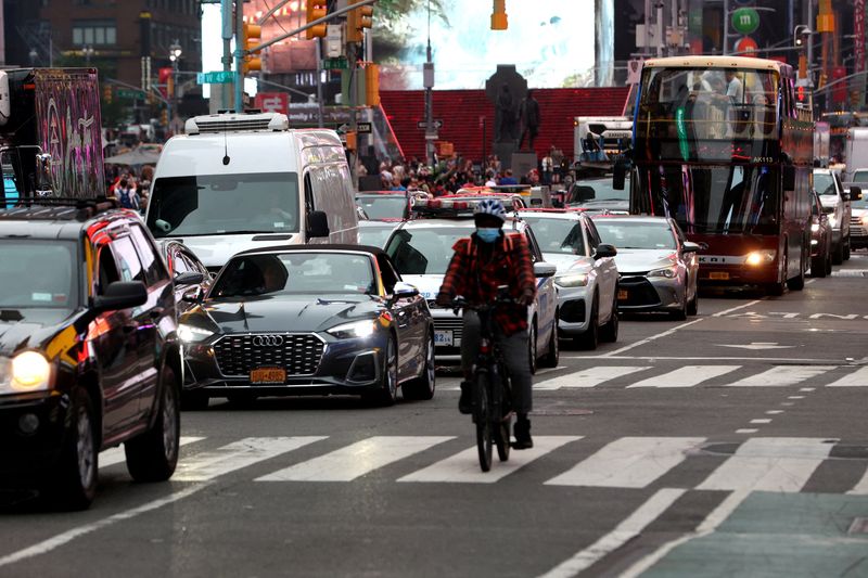 © Reuters. FILE PHOTO: Vehicles sit in a line of traffic in Times Square in Manhattan in New York City, U.S., June 27, 2023. REUTERS/Mike Segar/File Photo