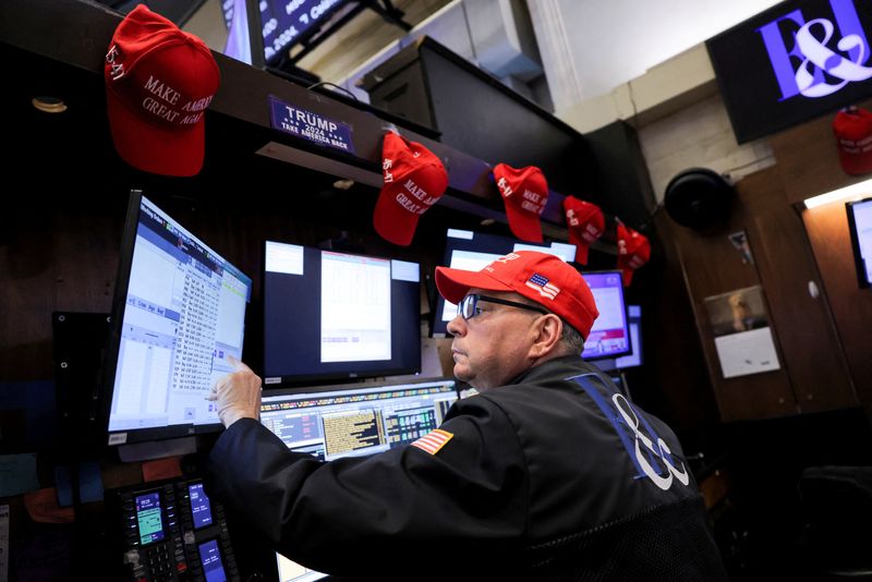 © Reuters. FILE PHOTO: A trader wears a hat in support of Republican Donald Trump, after he won the U.S. presidential election, at the New York Stock Exchange (NYSE) in New York City, U.S., November 6, 2024. REUTERS/Andrew Kelly/File Photo