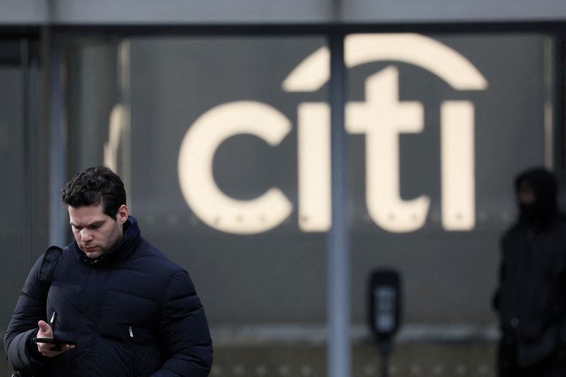 © Reuters. FILE PHOTO: A worker exits the Citi Headquarters in New York, U.S., January 22, 2024.  REUTERS/Brendan McDermid/File Photo