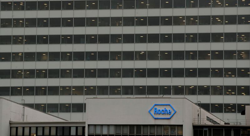 © Reuters. FILE PHOTO: The logo of Swiss drugmaker Roche is seen at its headquarters in Basel, Switzerland February 1, 2018. REUTERS/Arnd Wiegmann/File Photo