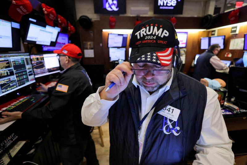 © Reuters. FILE PHOTO: A trader wears a hat in support of Republican Donald Trump, after he won the U.S. presidential election, at the New York Stock Exchange (NYSE) in New York City, U.S., November 6, 2024. REUTERS/Andrew Kelly/File Photo