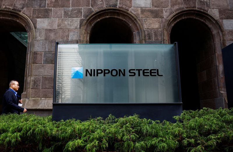 © Reuters. FILE PHOTO: Nippon Steel logo is displayed at the company's headquarters in Tokyo, Japan April 1, 2024. REUTERS/Issei Kato/File Photo