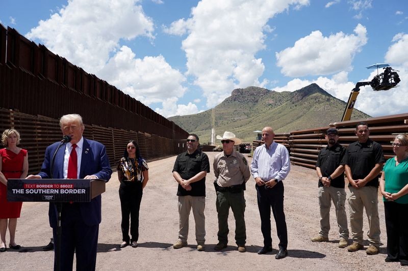 © Reuters. FILE PHOTO: Republican presidential nominee Donald Trump speaks during a visit at the frontier with Mexico in Hereford, Cochise County, Arizona, U.S. August 22, 2024. REUTERS/Go Nakamura/File Photo/File Photo