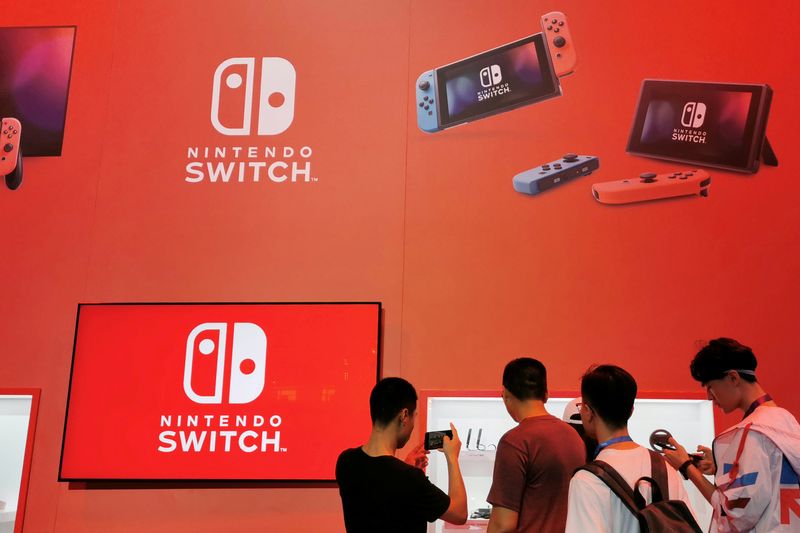 © Reuters. FILE PHOTO: Visitors are seen at a booth of Nintendo Switch at the China Digital Entertainment Expo and Conference, also known as ChinaJoy, in Shanghai, China August 2, 2019.  REUTERS/Pei Li/File Photo