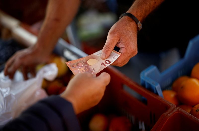 © Reuters. FILE PHOTO: A shopper pays with a ten Euro bank note at a local market in Nantes, France, September 17, 2024. REUTERS/Stephane Mahe/File Photo