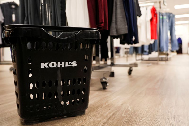 © Reuters. FILE PHOTO: The Kohl’s label is seen on a shopping basket in a Kohl’s department store in the Brooklyn borough of New York, U.S., January 25, 2022.  REUTERS/Brendan McDermid/ File Photo