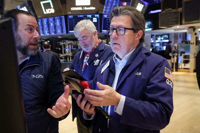 © Reuters. FILE PHOTO: Traders work on the floor at the New York Stock Exchange (NYSE) in New York City, U.S., November 22, 2024. REUTERS/Brendan McDermid/File Photo