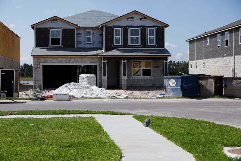 © Reuters. FILE PHOTO: A new single family home is seen under construction in Tampa, Florida, U.S., May 5, 2021.  REUTERS/Octavio Jones/File Photo