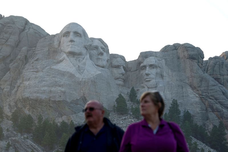 © Reuters. FILE PHOTO: Tourists visit the Mount Rushmore National Memorial, carved with the heads of U.S. presidents George Washington, Thomas Jefferson, Theodore Roosevelt and Abraham Lincoln, in Keystone, South Dakota, U.S. September 6, 2023.  REUTERS/Jonathan Ernst/File Photo