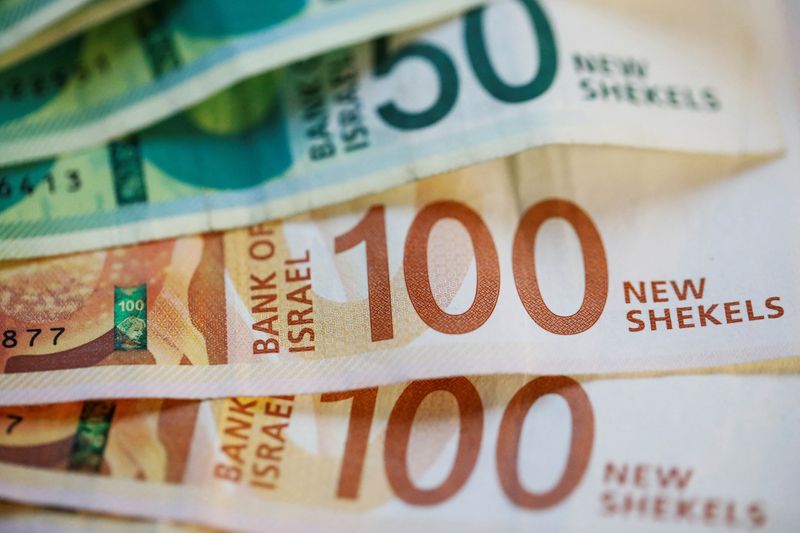 © Reuters. FILE PHOTO: New Israeli Shekel banknotes are seen in this picture illustration taken November 9, 2021. REUTERS/Nir Elias/Illustration/File Photo