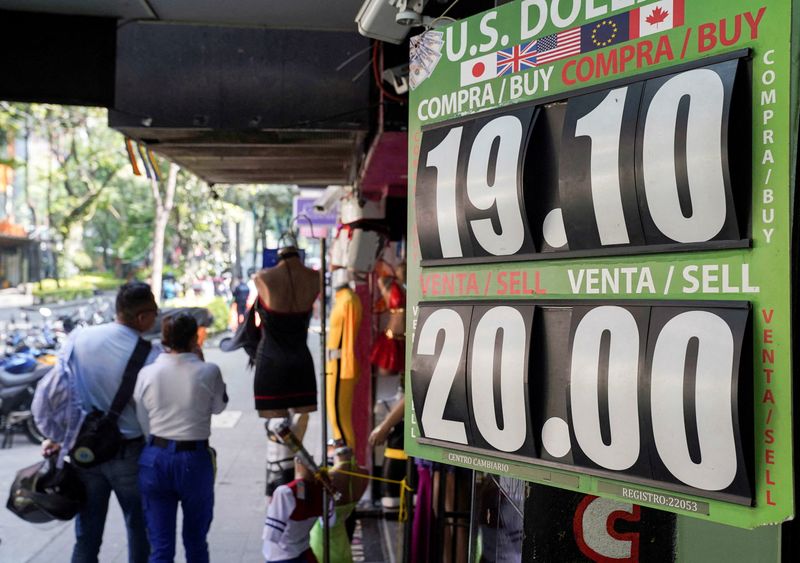 © Reuters. FILE PHOTO: People walk past a board with currency exchange rates with Mexico's peso and the main stock index falling after Donald Trump's victory in the U.S. presidential election, in Mexico City, Mexico November 6, 2024. REUTERS/Toya Sarno Jordan/File Photo