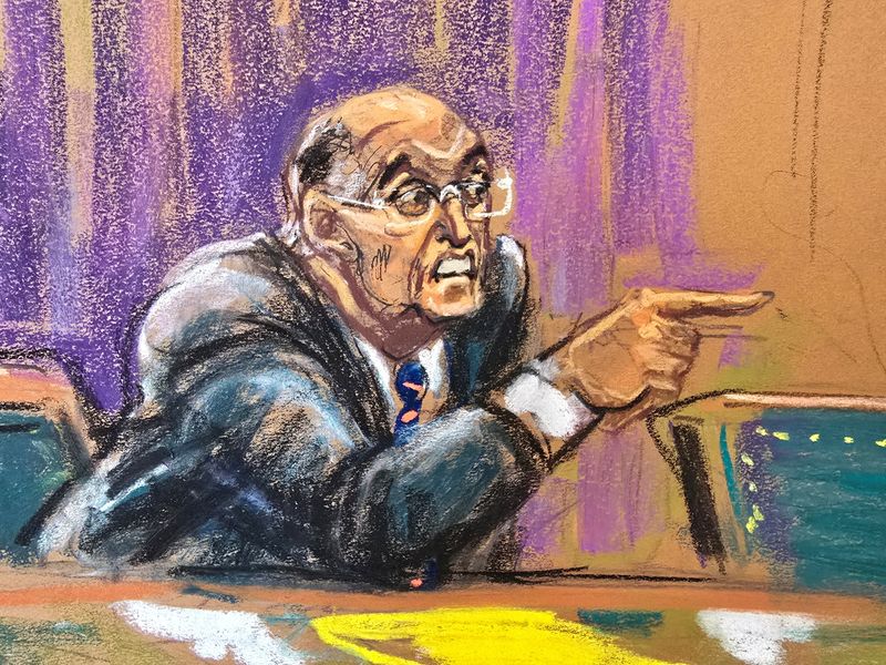 © Reuters. Rudy Giuliani gestures during a hearing in his case over the handover of property to two Georgia election workers he was found to have defamed, in New York City, U.S., November 26, 2024 in this courtroom sketch. REUTERS/Jane Rosenberg