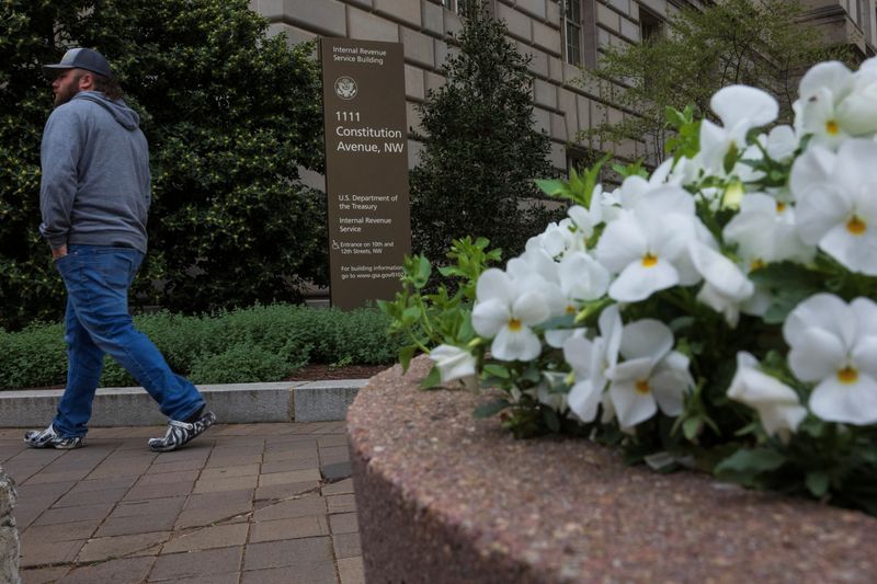 © Reuters. FILE PHOTO: A person walks near the U.S. Internal Revenue Service building in Washington, U.S., April 7, 2023. REUTERS/Tom Brenner/ File Photo