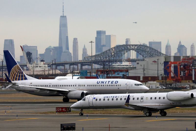 © Reuters. FILE PHOTO: United Airlines passenger jets taxi with New York City as a backdrop, at Newark Liberty International Airport, New Jersey, U.S. December 6, 2019. REUTERS/Chris Helgren/ File Photo