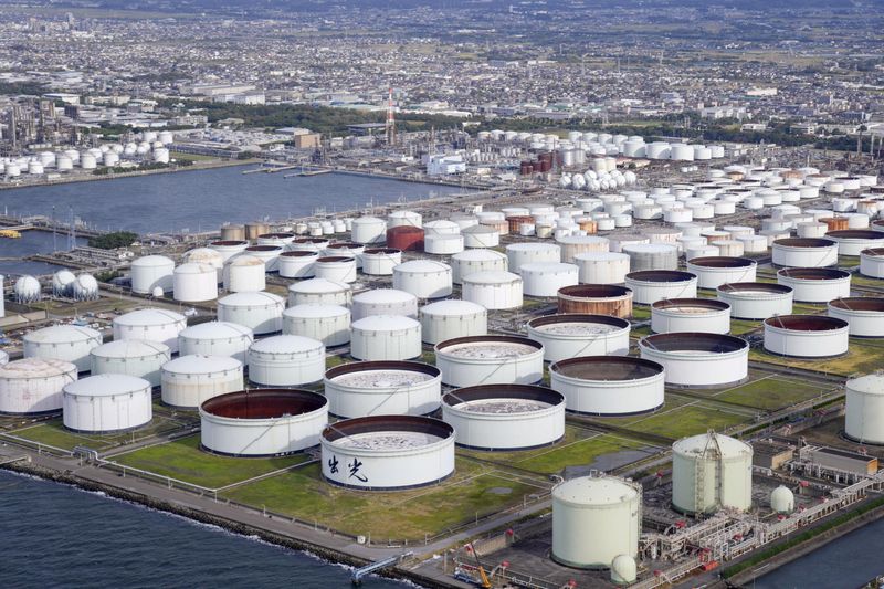 © Reuters. An aerial view shows an oil factory of Idemitsu Kosan Co. in Ichihara, east of Tokyo, Japan November 12, 2021. Kyodo/via REUTERS/File Photo