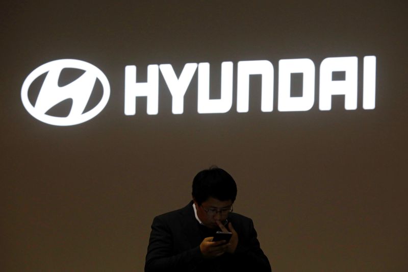 © Reuters. FILE PHOTO: A man walks past the logo of Hyundai Motor during the 2019 Seoul Motor Show in Goyang, South Korea, March 28, 2019. REUTERS/Kim Hong-Ji/File Photo