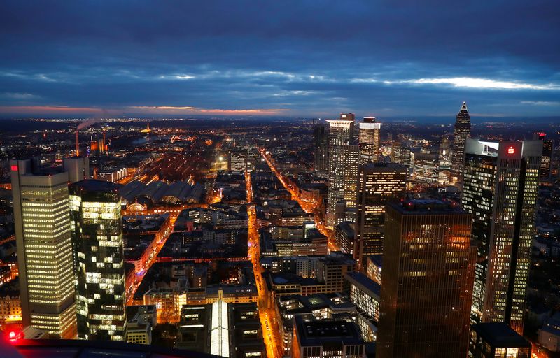 © Reuters. FILE PHOTO: The financial district is photographed on early evening in Frankfurt, Germany, January 29, 2019.  REUTERS/Kai Pfaffenbach/File Photo