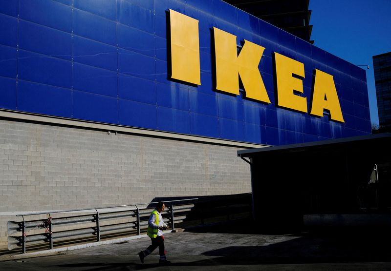 © Reuters. FILE PHOTO: A worker walks past a logo of IKEA on the facade of an IKEA store in Barcelona, Spain April 26, 2024. REUTERS/Nacho Doce/File Photo