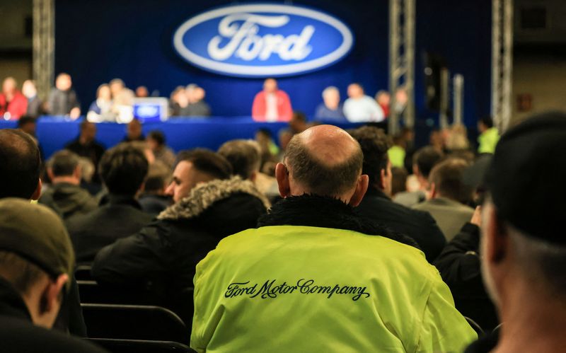 © Reuters. Ford workers hold a staff meeting at their plant in Cologne, Germany, November 27, 2024, after the U.S. automaker said it would cut its European workforce, primarily in Germany and Britain. Oliver Berg/Pool via REUTERS