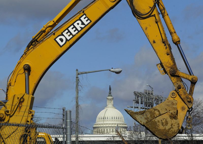 © Reuters. FILE PHOTO: A back loader bucket is seen near the U.S. Capitol in Washington February 27, 2013. REUTERS/Gary Cameron/File Photo