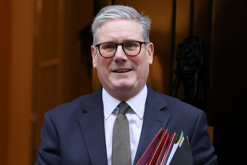 © Reuters. FILE PHOTO: British Prime Minister Keir Starmer exits 10 Downing Street on the day of Prime Minister's Questions in London, Britain, November 27, 2024. REUTERS/Mina Kim/File Photo