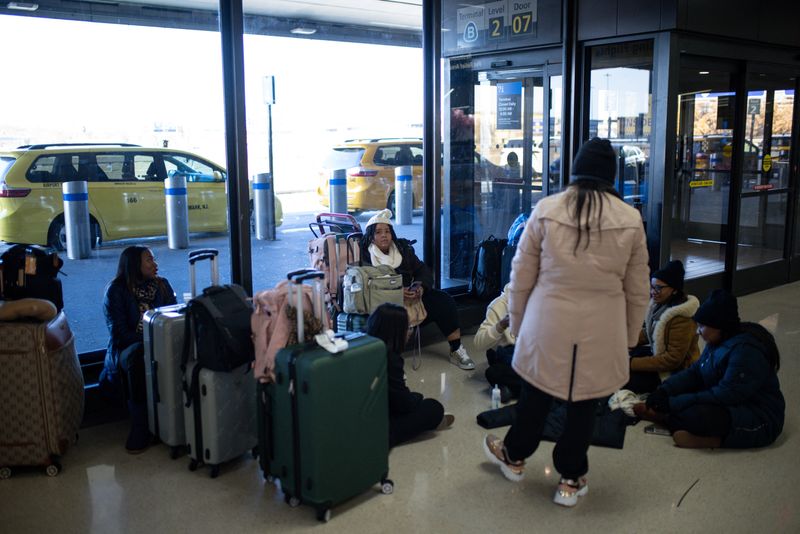 © Reuters. People wait inside the Newark Liberty International Airport during the busiest travel day, the day before the U.S. holiday of Thanksgiving in Newark, New Jersey, U.S., November 27, 2024. REUTERS/Eduardo Munoz