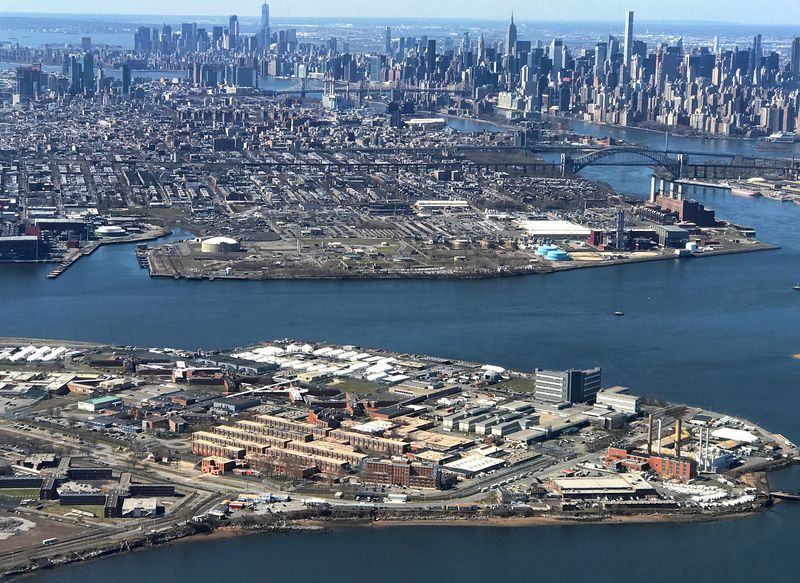 © Reuters. FILE PHOTO: The Rikers Island Prison complex (foreground) is seen from an airplane in the Queens borough of New York City, New York, U.S., April 2, 2017. REUTERS/Mike Segar/File Photo