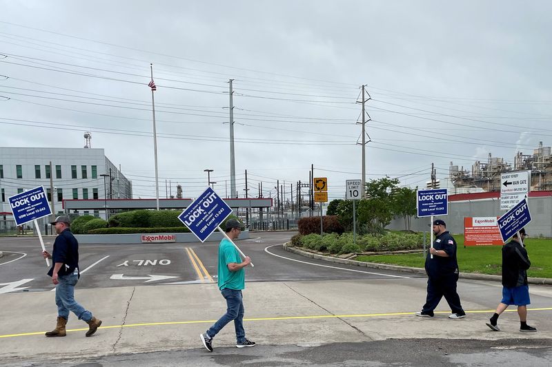 © Reuters. FILE PHOTO: United Steelworkers (USW) union members picket outside Exxon Mobil's oil refinery amid a contract dispute in Beaumont, Texas, U.S., May 1, 2021. REUTERS/Erwin Seba/File Photo