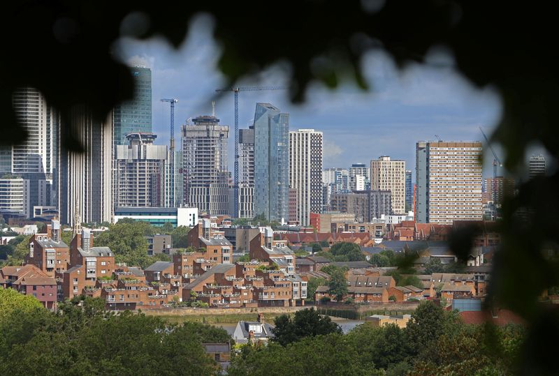 © Reuters. FILE PHOTO: A view of residential homes alongside office blocks in Canary Wharf in London, Britain, August 1, 2023. REUTERS/Susannah Ireland/File Photo