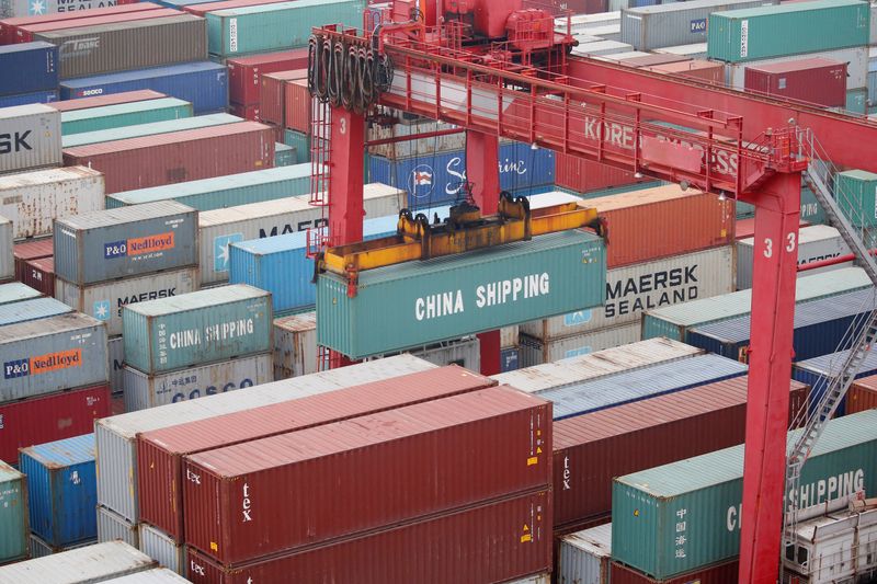 © Reuters. FILE PHOTO: A crane moves a shipping container at a container terminal at Incheon port in Incheon, South Korea, May 26, 2016. REUTERS/Kim Hong-Ji/File Photo