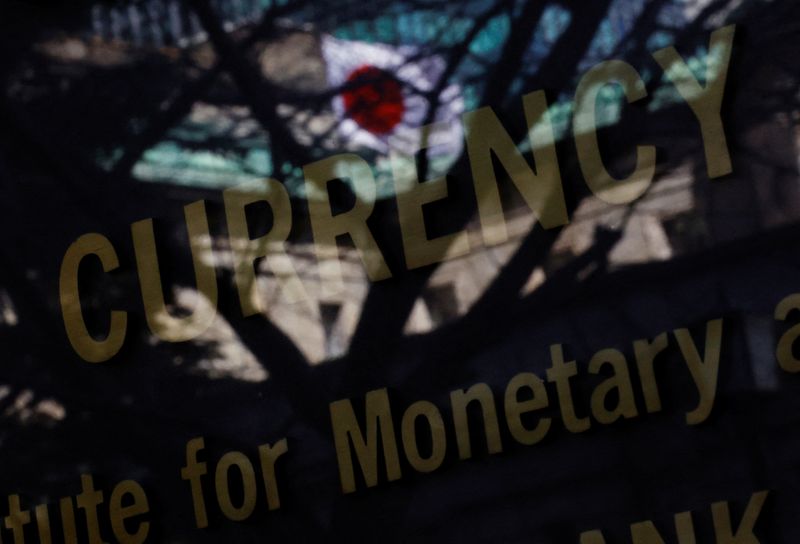 © Reuters. FILE PHOTO: Japanese national flag is reflected on the signboard of the Currency Museum of the Bank of Japan in Tokyo, Japan March 18, 2024. REUTERS/Kim Kyung-Hoon/File Photo