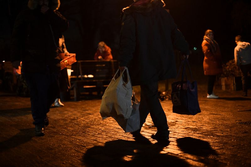 © Reuters. FILE PHOTO: A person carries grocery bags in Berlin, Germany December 22, 2022. REUTERS/Annegret Hilse/File Photo